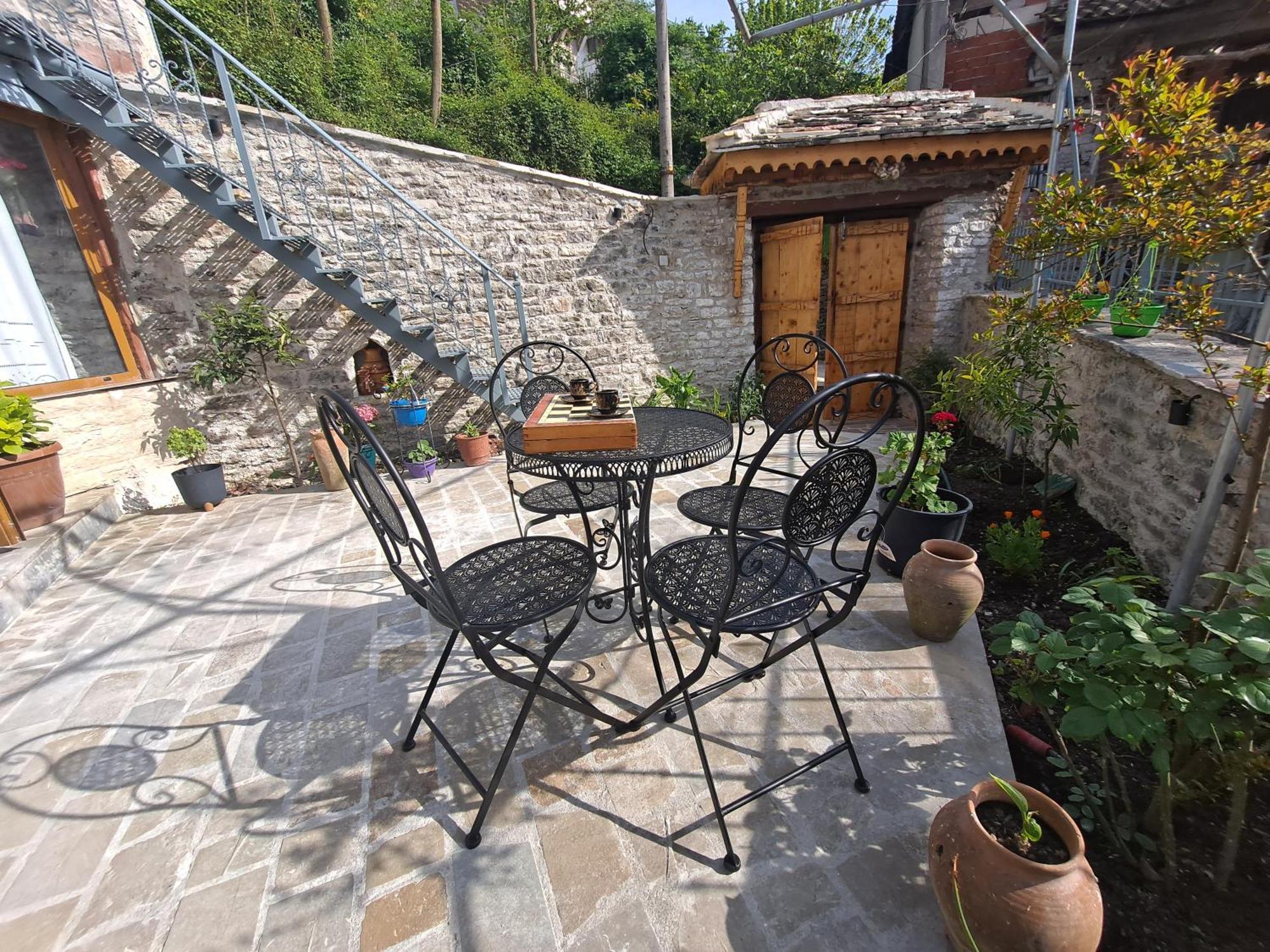 "Villa 70" Guesthouse Gjirokaster Bagian luar foto