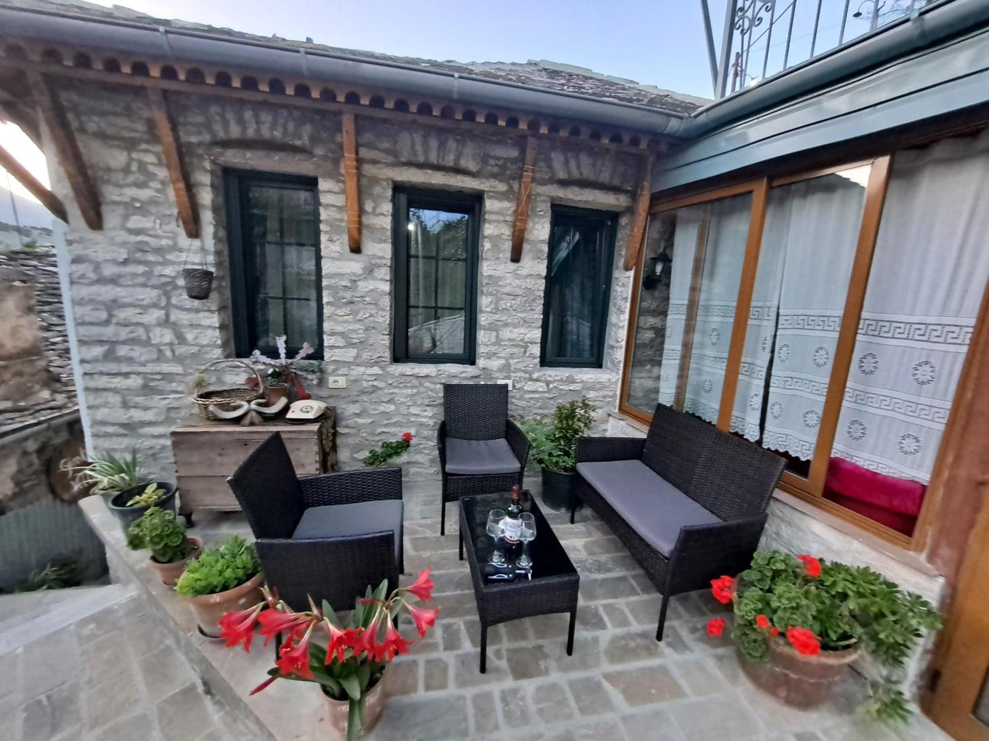 "Villa 70" Guesthouse Gjirokaster Bagian luar foto
