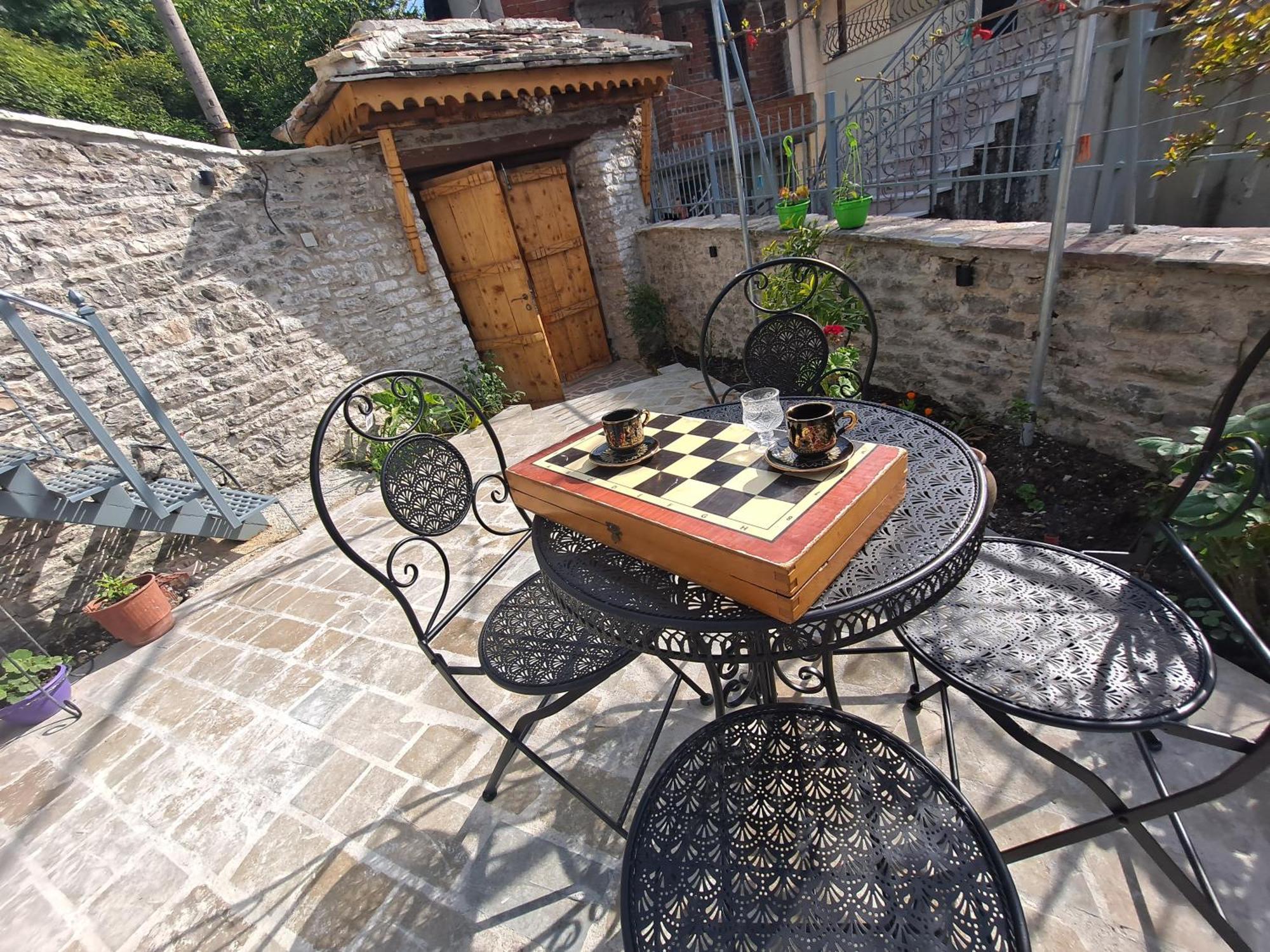"Villa 70" Guesthouse Gjirokaster Bagian luar foto