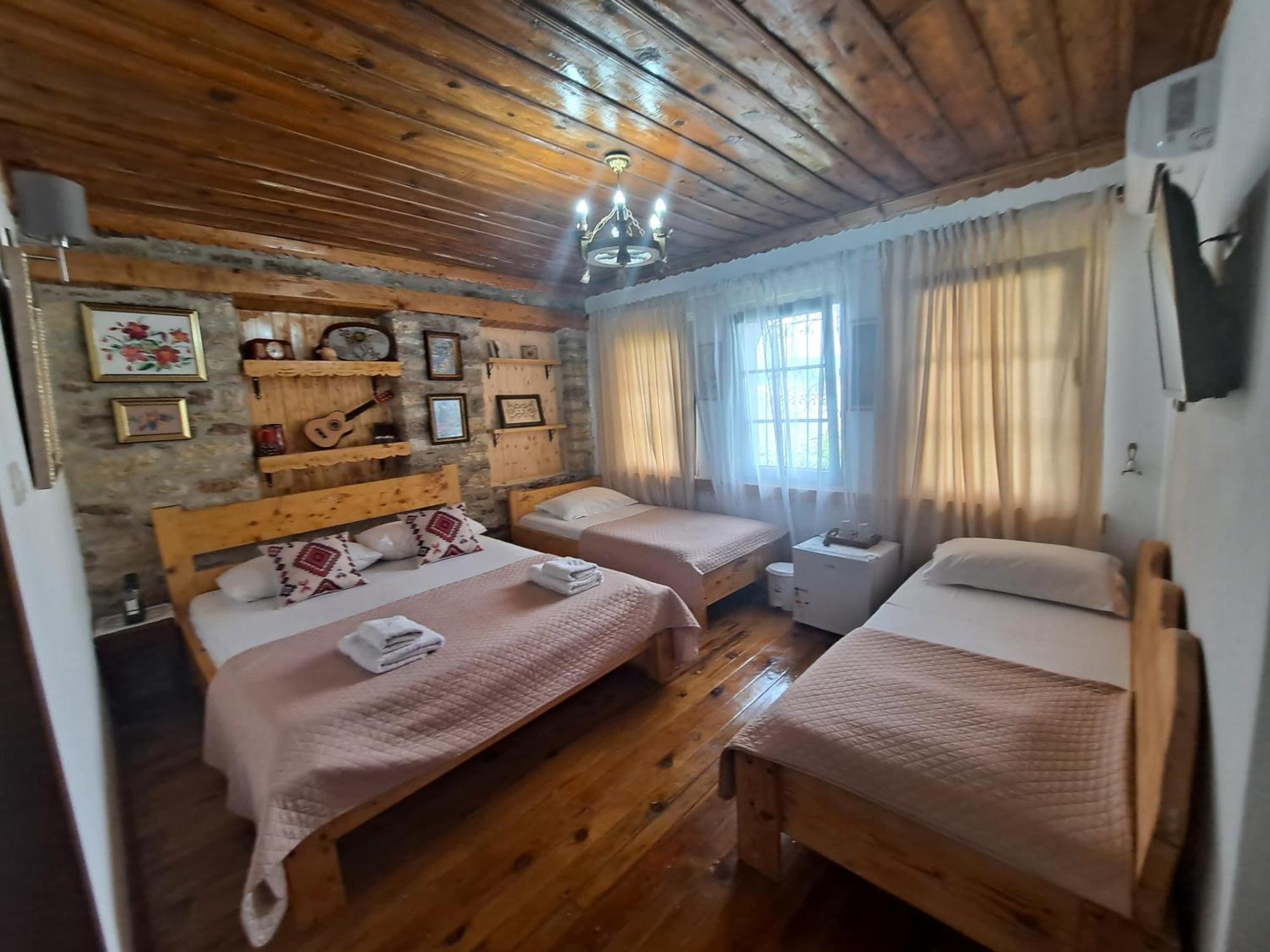 "Villa 70" Guesthouse Gjirokaster Bagian luar foto
